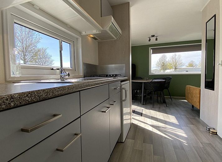 Gemuetliche Lounge auf der Terrasse des VZ466 Chalet Duif 258 in Renesse, umgeben von Gruen in Schouwen-Duiveland.