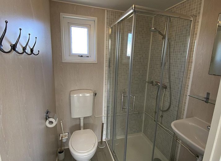 Gemuetliche Lounge auf der Terrasse des VZ466 Chalet Duif 258 in Renesse, umgeben von Gruen in Schouwen-Duiveland.