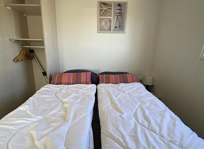 Sonnenterrasse des VZ466 Chalet Duif 258 in Renesse, komplett mit Esstisch und Sonnenschirm in Schouwen-Duiveland, Zeeland.