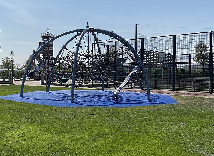Modernes Wohnzimmer im VZ466 Chalet Duif 258 in Renesse mit bequemem Sofa und dekorativer Wand in Schouwen-Duiveland.