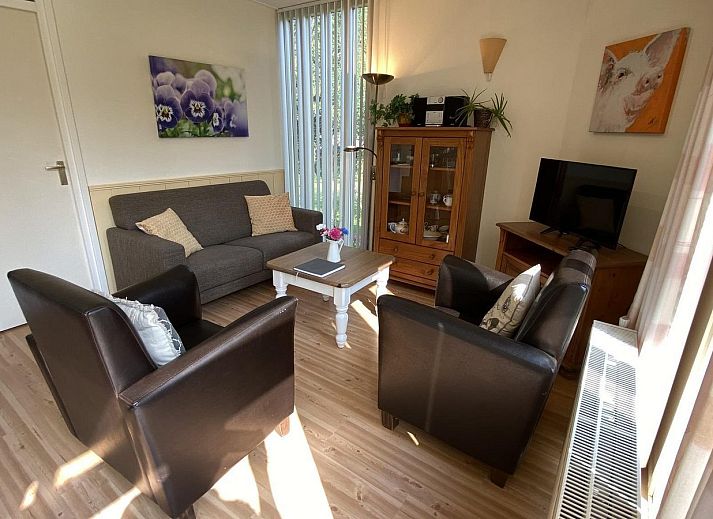 Terras van VZ891 Vakantiehuis in Renesse met parasol en zitgedeelte, Schouwen-Duiveland, Zeeland.