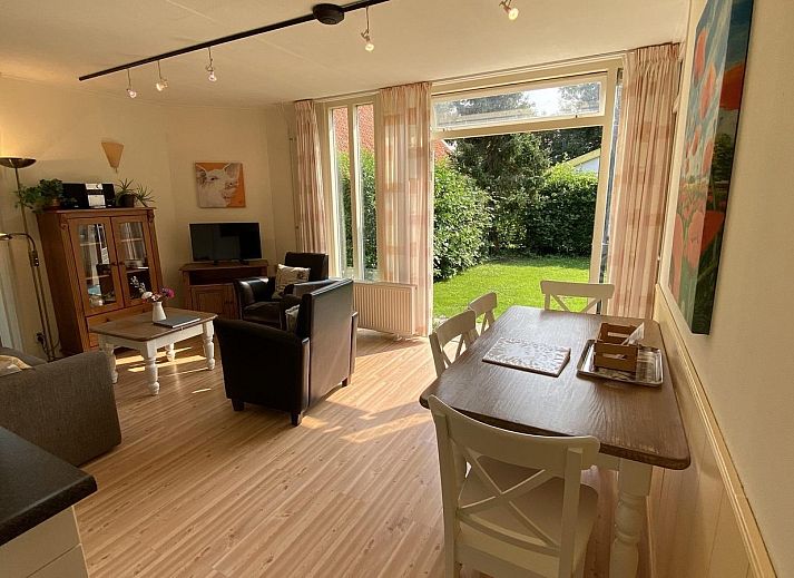 Terras van VZ891 Vakantiehuis in Renesse met parasol en zitgedeelte, Schouwen-Duiveland, Zeeland.