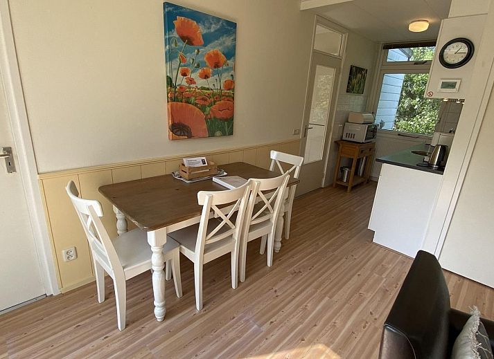 Terras van VZ891 Vakantiehuis in Renesse met parasol en zitgedeelte, Schouwen-Duiveland, Zeeland.