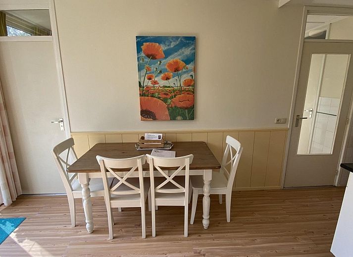 Terras van VZ891 Vakantiehuis in Renesse met parasol en zitgedeelte, Schouwen-Duiveland, Zeeland.