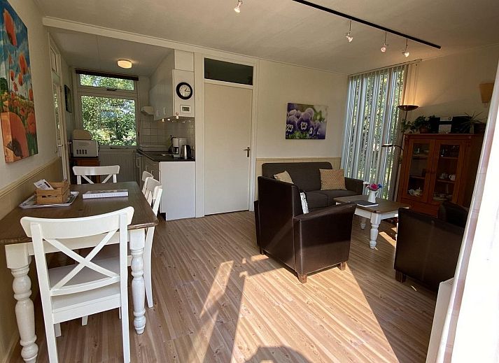 Terras van VZ891 Vakantiehuis in Renesse met parasol en zitgedeelte, Schouwen-Duiveland, Zeeland.