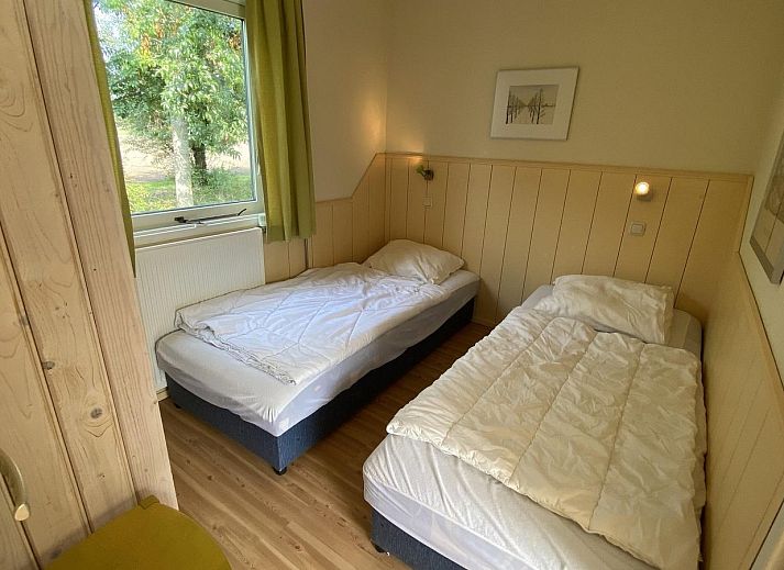 Ruime tuin bij VZ891 Vakantiehuis in Renesse met picknicktafel, Schouwen-Duiveland, Zeeland.