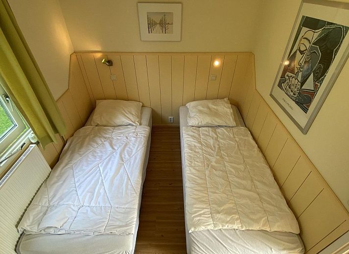 Ruime tuin bij VZ891 Vakantiehuis in Renesse met picknicktafel, Schouwen-Duiveland, Zeeland.