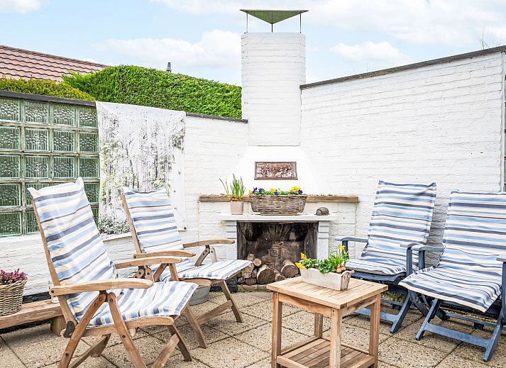 Vacation home Horizon by the Sea in Renesse, cozy terrace with wooden furniture and lots of greenery.