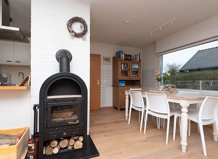 Vacation home Horizon by the Sea in Renesse, cozy terrace with wooden furniture and lots of greenery.