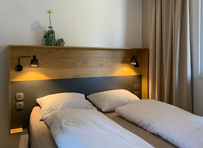 Verseputshofje chalet in Renesse, Zeeland met veranda en groene tuin, ideaal voor een ontspannen vakantie op Schouwen-Duiveland.