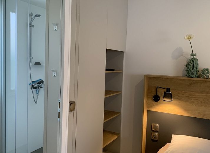 Verseputshofje chalet in Renesse, Zeeland met uitnodigend terras en kleurrijke tuin, ideaal voor een ontspannen vakantie in Schouwen-Duiveland.