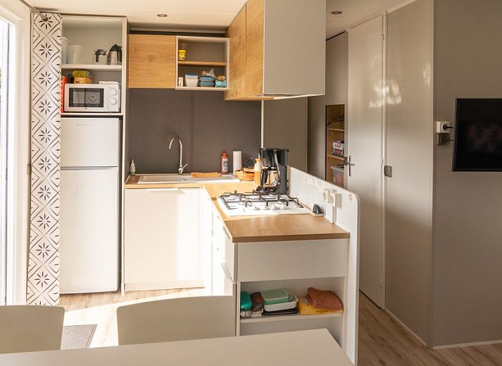 Verseputshofje chalet in Renesse, Zeeland met uitnodigend terras en kleurrijke tuin, ideaal voor een ontspannen vakantie in Schouwen-Duiveland.