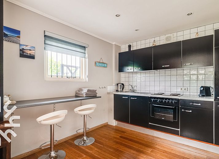 Terrasse des Ferienhauses ZE637 in Renesse, Schouwen-Duiveland, mit gemuetlicher Sitzgelegenheit.