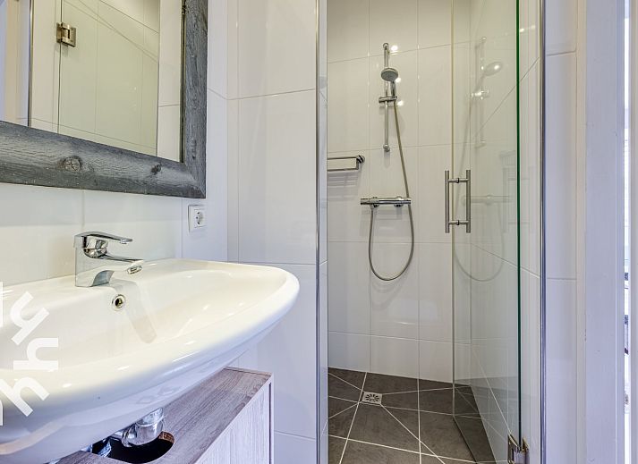 Terrasse des Ferienhauses ZE637 in Renesse, Schouwen-Duiveland, mit gemuetlicher Sitzgelegenheit.