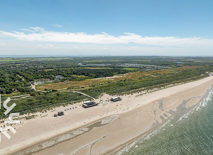 Terrasse des Ferienhauses ZE637 in Renesse, Schouwen-Duiveland, mit gemuetlicher Sitzgelegenheit.