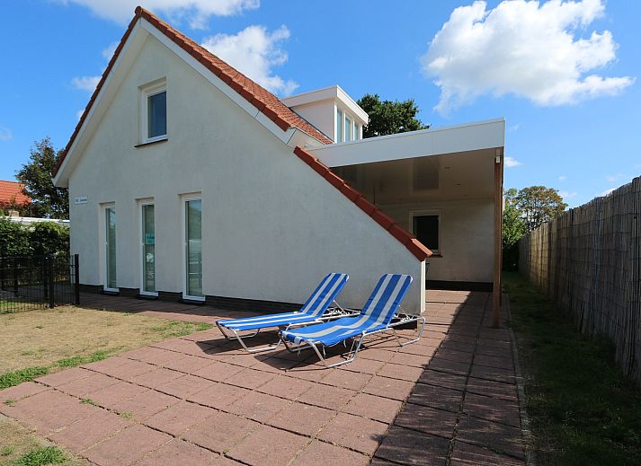 Vacation home Horizon 95 in Renesse offers a sunny terrace with comfortable deck chairs for ultimate relaxation.