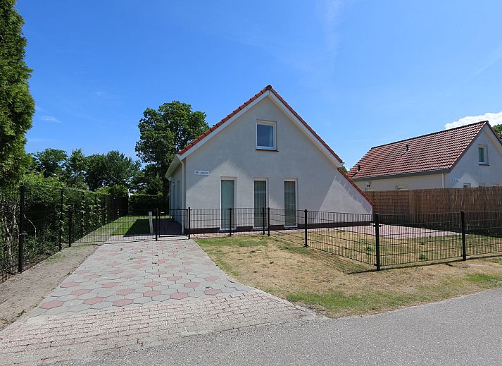 Vacation home Horizon 95 in Renesse offers a sunny terrace with comfortable deck chairs for ultimate relaxation.