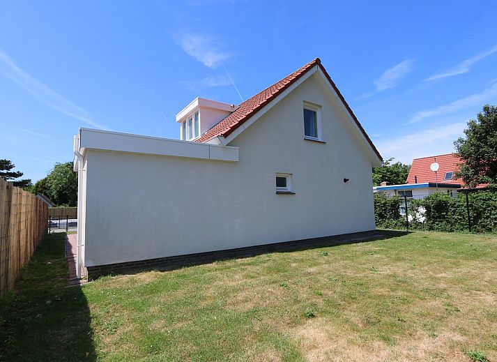 Vacation home Horizon 95 in Renesse offers a sunny terrace with comfortable deck chairs for ultimate relaxation.