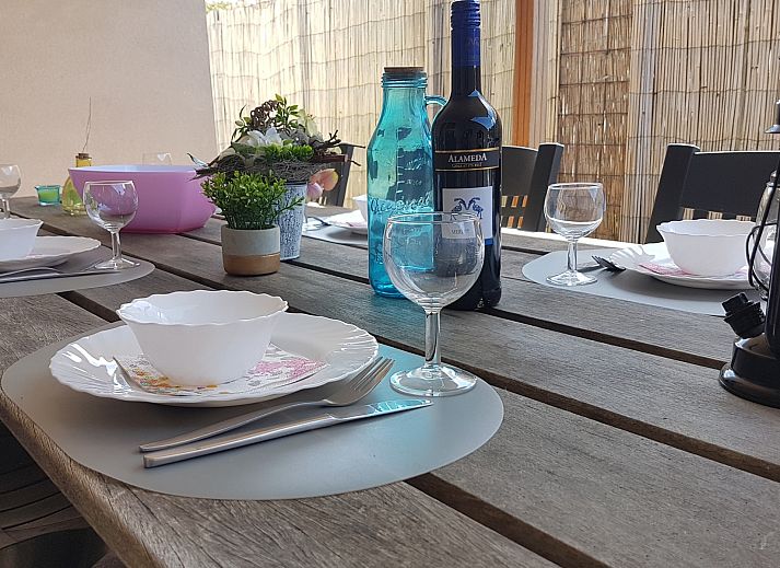 Charming vacation home Horizon 95 in Renesse with spacious driveway and green surroundings for a peaceful vacation.