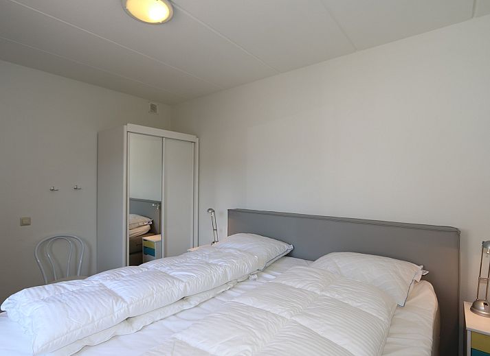 Charming vacation home Horizon 95 in Renesse with spacious driveway and green surroundings for a peaceful vacation.