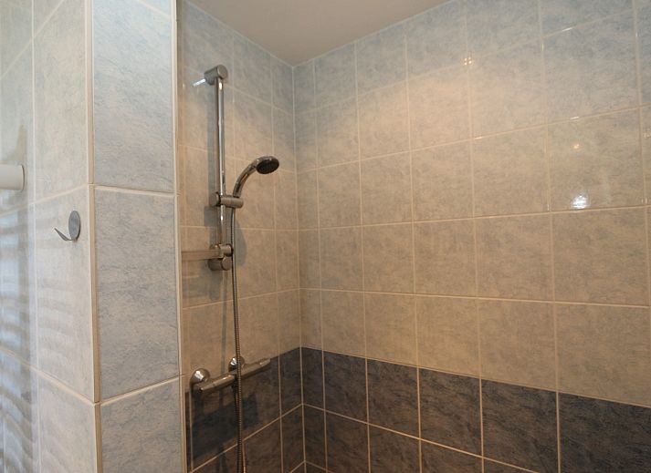 Side view of Holiday home Horizon 95 in Zeeland, surrounded by a green garden for privacy and tranquility.