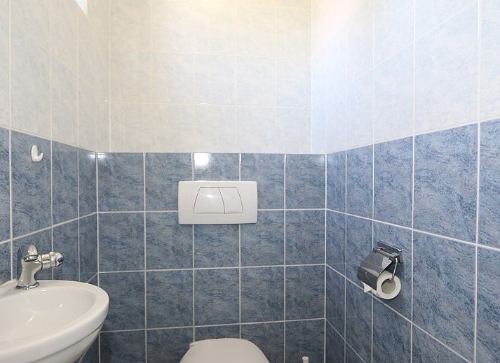 Side view of Holiday home Horizon 95 in Zeeland, surrounded by a green garden for privacy and tranquility.