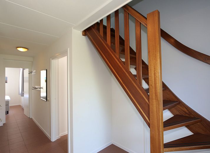 Side view of Holiday home Horizon 95 in Zeeland, surrounded by a green garden for privacy and tranquility.