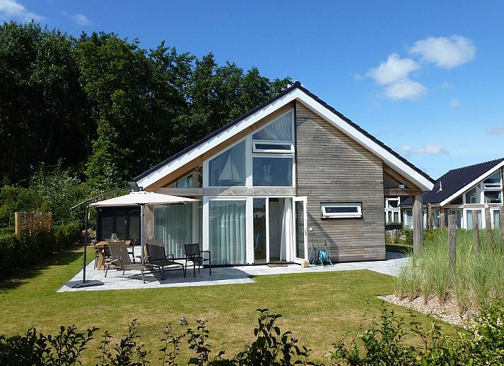 Vacation home Zonnedorp 14 Mon Repos in Renesse with modern wooden facade and terrace in Zeeland