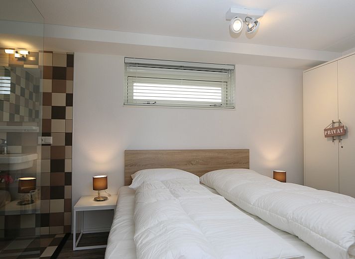 Vacation home Mon Repos in Renesse with lawn and terrace in the quiet surroundings of Zeeland