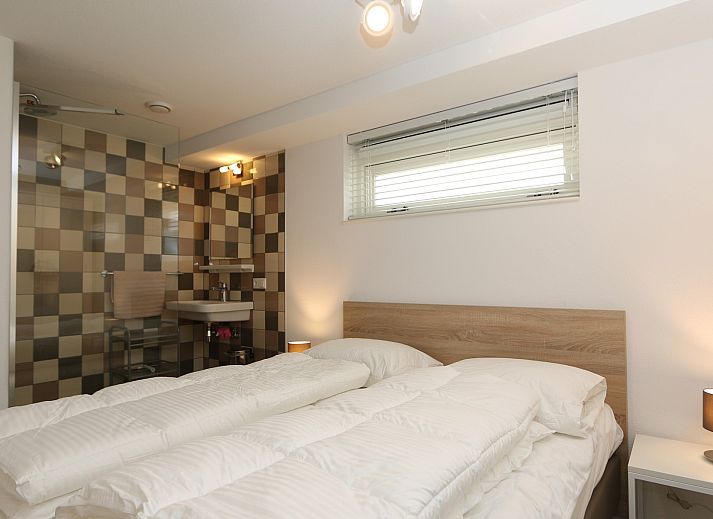 Vacation home Mon Repos in Renesse with lawn and terrace in the quiet surroundings of Zeeland