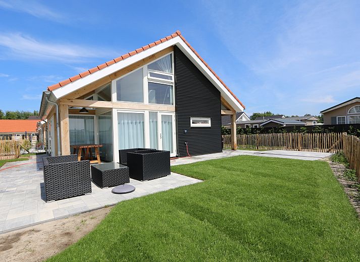 Holzzaun mit Schild am Ferienhaus Zonnedorp 18, Duinhuis 18 in Renesse, Schouwen-Duiveland, Zeeland.