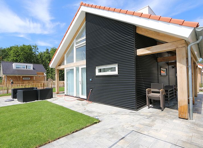 Holzzaun mit Schild am Ferienhaus Zonnedorp 18, Duinhuis 18 in Renesse, Schouwen-Duiveland, Zeeland.