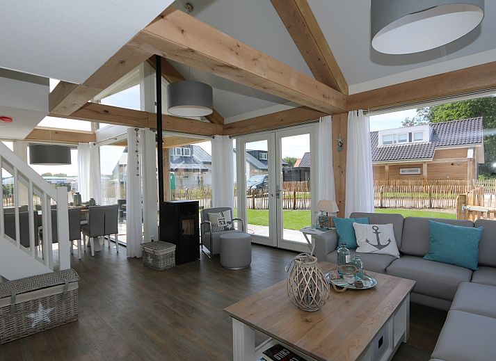 Holzzaun mit Schild am Ferienhaus Zonnedorp 18, Duinhuis 18 in Renesse, Schouwen-Duiveland, Zeeland.