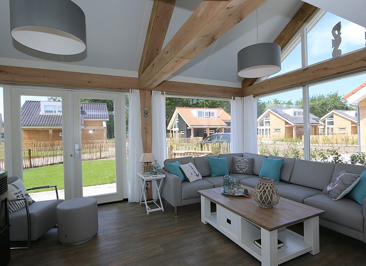 Holzzaun mit Schild am Ferienhaus Zonnedorp 18, Duinhuis 18 in Renesse, Schouwen-Duiveland, Zeeland.