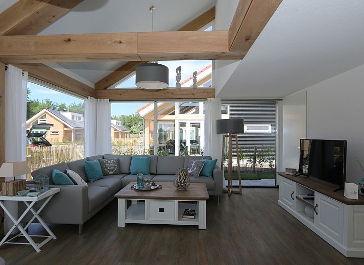 Sonnige Terrasse des Ferienhauses Zonnedorp 18, Duinhuis 18 in Renesse, Zeeland mit modernen Aussenmoebeln.