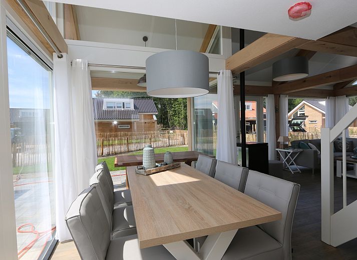 Sonnige Terrasse des Ferienhauses Zonnedorp 18, Duinhuis 18 in Renesse, Zeeland mit modernen Aussenmoebeln.