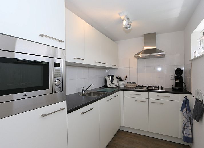 Sonnige Terrasse des Ferienhauses Zonnedorp 18, Duinhuis 18 in Renesse, Zeeland mit modernen Aussenmoebeln.