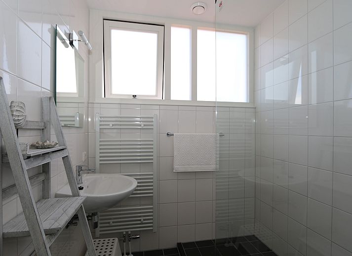 Gemuetliche Sitzecke im Ferienhaus Zonnedorp 18, Duinhuis 18 in Renesse, Zeeland mit Blick auf den Garten.