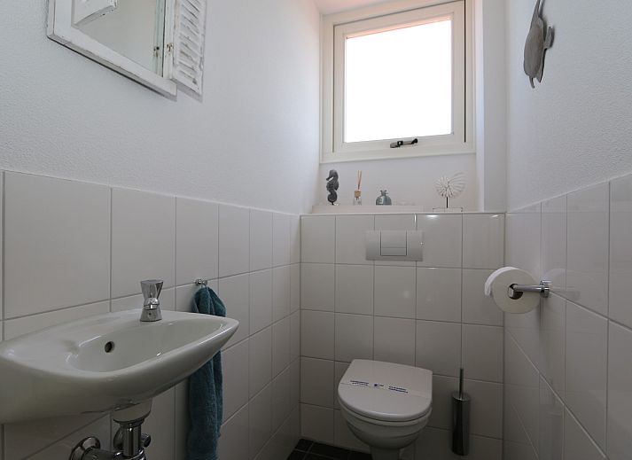 Gemuetliche Sitzecke im Ferienhaus Zonnedorp 18, Duinhuis 18 in Renesse, Zeeland mit Blick auf den Garten.