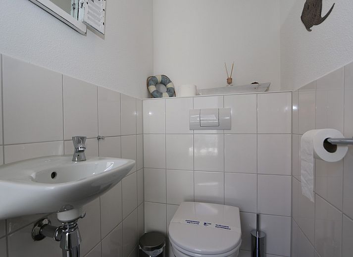 Gemuetliche Sitzecke im Ferienhaus Zonnedorp 18, Duinhuis 18 in Renesse, Zeeland mit Blick auf den Garten.