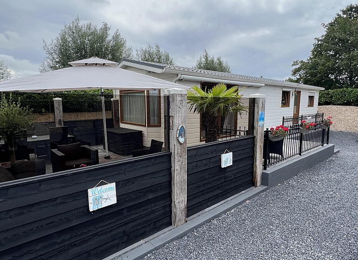 VZ2321 Vakantiechalet in Renesse met terras en tuinmeubilair in Schouwen-Duiveland, Zeeland.