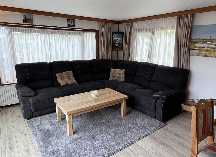 Ruime buitenruimte bij VZ2321 Vakantiechalet in Renesse, omgeven door groen in Zeeland.