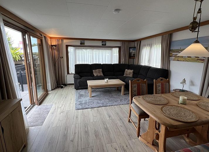 Ruime buitenruimte bij VZ2321 Vakantiechalet in Renesse, omgeven door groen in Zeeland.