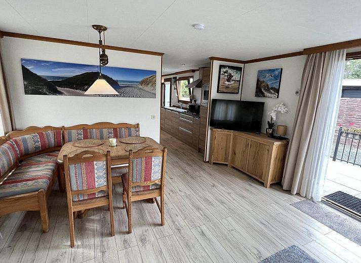 Charmante entree van VZ2321 Vakantiechalet in Renesse, Schouwen-Duiveland, met bloemen.