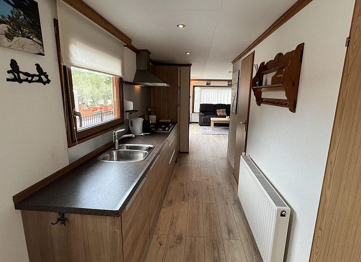 Charmante entree van VZ2321 Vakantiechalet in Renesse, Schouwen-Duiveland, met bloemen.