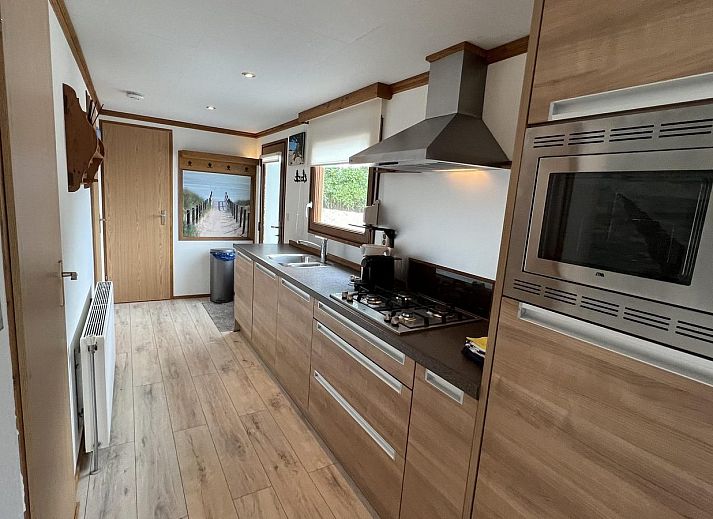 Charmante entree van VZ2321 Vakantiechalet in Renesse, Schouwen-Duiveland, met bloemen.