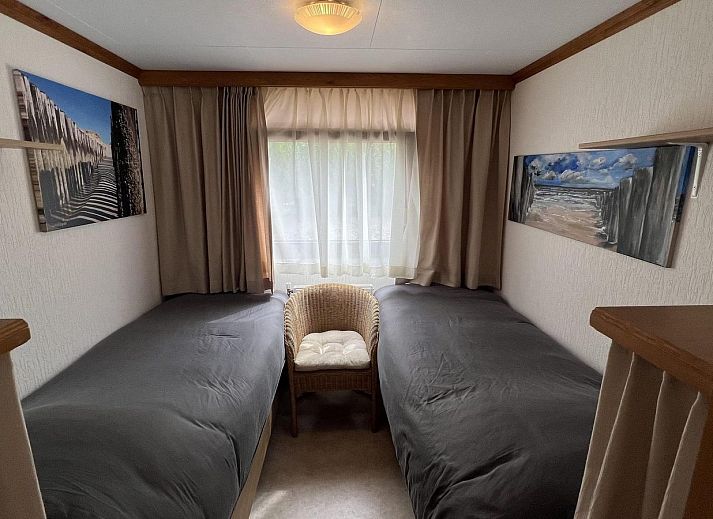 Charmante entree van VZ2321 Vakantiechalet in Renesse, Schouwen-Duiveland, met bloemen.