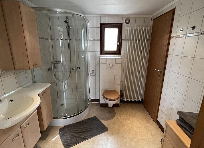 Charmante entree van VZ2321 Vakantiechalet in Renesse, Schouwen-Duiveland, met bloemen.