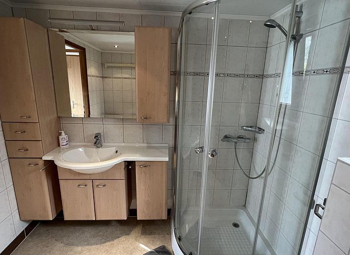 Gezellige zithoek op het terras van VZ2321 Vakantiechalet in Renesse, Zeeland.