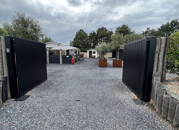 Gezellige zithoek op het terras van VZ2321 Vakantiechalet in Renesse, Zeeland.